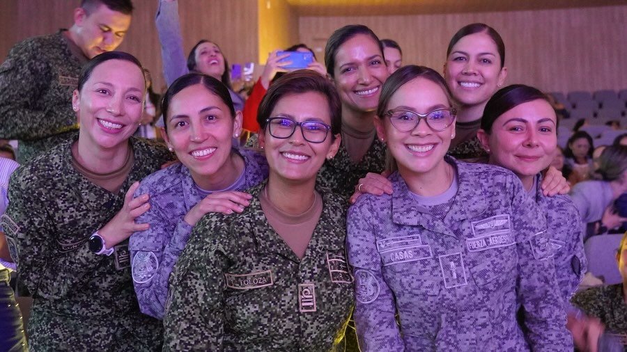 a todas las mujeres valientes y dedicadas del comando general de las fuerzas militares de colomb